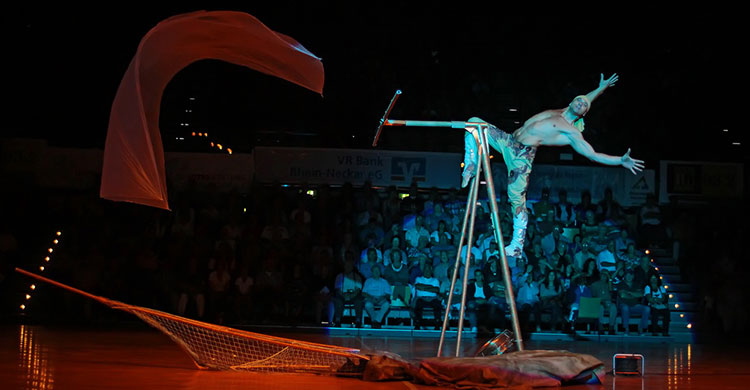 Artist auf Stelzen bei einer Show in der Eberthalle Ludwigshafen