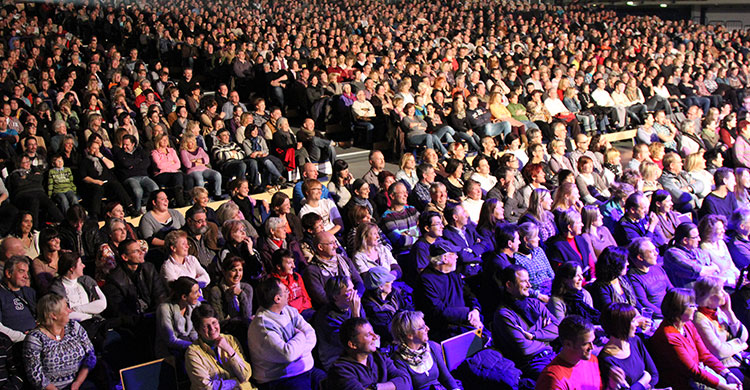 Zuschauer einer Show in der Friedrich-Eberthalle in Ludwigshafen