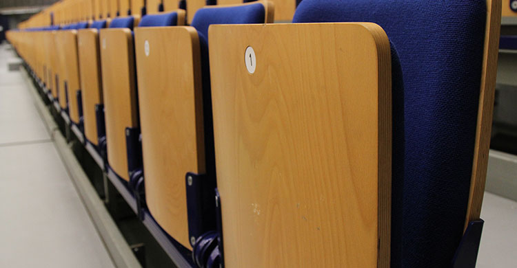 Die Trib&uuml;hne der Eberthalle ist komplett einklappbar. Somit bietet der Gro&szlig;e Saal genug Raum f&uuml;r Gro&szlig;veranstaltungen wie Kongresse oder Showevents.